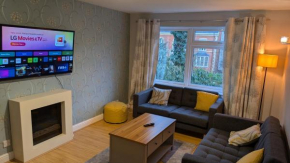 Spacious & Modern 2-Bedroom Apartment near Olton Station, Solihull, NEC & Birmingham Airport